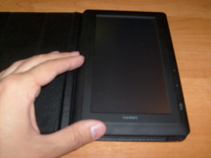 Электронная книга (читалка) teXet TB-710HD относительно ладони